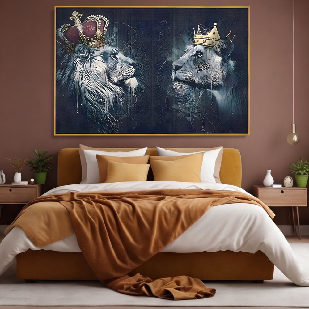 Tablou canvas cu tablou canvas cu leu si leoaica incoronati, in rama de aluminiu auriu, pe perete intr-un dormitor